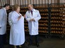 Владимир Путин во время посещения Самарского булочно-кондитерского комбината Владимир Путин во время посещения Самарского булочно-кондитерского комбината