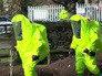 Полиция Великобритании в костюмах химзащиты Полиция Великобритании в костюмах химзащиты