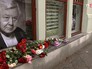 Поклонники Олега Табакова несут цветы в Московский Художественный театр им. Чехова Поклонники Олега Табакова несут цветы в Московский Художественный театр им. Чехова