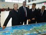 Владимир Путин смотрит транспортную карту Крыма Владимир Путин смотрит транспортную карту Крыма