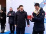 Губернатор Московской области Андрей Воробьёв вручает дольщика ключи от квартир Губернатор Московской области Андрей Воробьёв вручает дольщика ключи от квартир