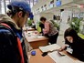 Строители аэропорта в Симферополе голосуют на выборах в Крыму Строители аэропорта в Симферополе голосуют на выборах в Крыму