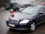 Российский флаг на представительском автомобиле Российский флаг на представительском автомобиле