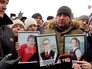 Жители Кемерова держат фотографии детей погибших в пожаре в торговом центре Жители Кемерова держат фотографии детей погибших в пожаре в торговом центре