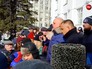 Заместитель губернатора Кемеровской области Сергей Цивилев во время митинга встал на колени перед жителями города Заместитель губернатора Кемеровской области Сергей Цивилев во время митинга встал на колени перед жителями города