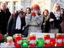 Цветы на Манежной площади в память о погибших при пожаре в Кемерово Цветы на Манежной площади в память о погибших при пожаре в Кемерово