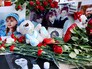Цветы на Манежной площади в память о погибших при пожаре в Кемерово Цветы на Манежной площади в память о погибших при пожаре в Кемерово