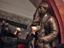 Скульптура красноармейца и собаки на станции метро "Площадь Революции" Скульптура красноармейца и собаки на станции метро "Площадь Революции"
