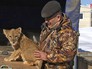 Руководитель центра передержки Виталий Ратнер и львенок Руководитель центра передержки Виталий Ратнер и львенок