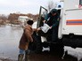 Спасатели МЧС работают в зоне паводков Спасатели МЧС работают в зоне паводков