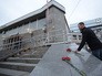 Мужчина возлагает цветы у входа в вестибюль станции метро "Сенная площадь" в память о погибших в результате взрыва в метрополитене Санкт-Петербурга Мужчина возлагает цветы у входа в вестибюль станции метро "Сенная площадь" в память о погибших в результате взрыва в метрополитене Санкт-Петербурга