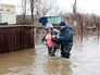 Спасатели МЧС эвакуируют жителей из зоны паводка Спасатели МЧС эвакуируют жителей из зоны паводка