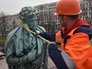 Весенняя промывка памятника поэту А.Пушкину на Пушкинской площади Весенняя промывка памятника поэту А.Пушкину на Пушкинской площади
