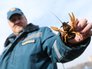 Во время очистки дна водоема от мусора в Москве Во время очистки дна водоема от мусора в Москве