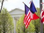 Флаги Франции и США на фоне Белого дома Флаги Франции и США на фоне Белого дома