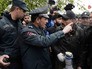 Полиция Армении и протестующие Полиция Армении и протестующие