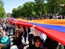 Люди несут флаг Армении Люди несут флаг Армении