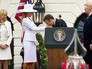 Эммануэль Макрон целует руку Мелании Трамп Эммануэль Макрон целует руку Мелании Трамп