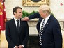 Дональд Трамп стряхивает перхоть с плеча Эммануэля Макрона Дональд Трамп стряхивает перхоть с плеча Эммануэля Макрона