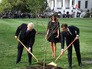 Дональд Трамп и Эммануэль Макрон сажают дерево у Белого дома Дональд Трамп и Эммануэль Макрон сажают дерево у Белого дома
