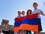 Дети держат флаг Армении Дети держат флаг Армении