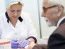 Врач берет кровь на анализ Врач берет кровь на анализ
