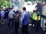 Украинские радикалы штурмуют дом совладельца телеканала "Интер" Украинские радикалы штурмуют дом совладельца телеканала "Интер"