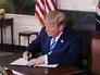 Президент США Дональд Трамп подписывает документ Президент США Дональд Трамп подписывает документ
