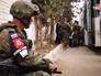 Военная полиция России (MP) следит за выходом боевиков из зоны боевых действий в Сирии Военная полиция России (MP) следит за выходом боевиков из зоны боевых действий в Сирии