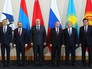 Президент России Владимир Путин во время совместного фотографирования перед заседанием Высшего Евразийского экономического совета в Сочи Президент России Владимир Путин во время совместного фотографирования перед заседанием Высшего Евразийского экономического совета в Сочи