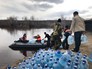 Спасатели МЧС доставляют питьевую воду паводков Спасатели МЧС доставляют питьевую воду паводков