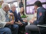 Сергей Собянин и Андрей Воробьев общаются с пассажирами электрички Сергей Собянин и Андрей Воробьев общаются с пассажирами электрички