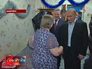 Владимир Путин посещает пострадавшую от наводнения женщину Владимир Путин посещает пострадавшую от наводнения женщину