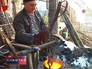 Осетинский художник плавит бронзу в печи Осетинский художник плавит бронзу в печи