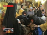 Верующие прикладываются к Дарам волхвов Верующие прикладываются к Дарам волхвов