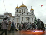 Прихожане около Храма Христа Спасителя Прихожане около Храма Христа Спасителя