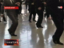 Бортпроводники танцуют для пассажиров в шанхайском аэропорту Бортпроводники танцуют для пассажиров в шанхайском аэропорту