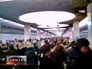 Толпа людей на станции метро Толпа людей на станции метро