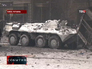 Милиция разбирает баррикады в центре Киева с помощью БТРа Милиция разбирает баррикады в центре Киева с помощью БТРа