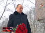 Владимир Путин возлагает цветы к мемориалу жертвам блокады в Петербурге Владимир Путин возлагает цветы к мемориалу жертвам блокады в Петербурге