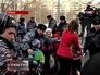 Полицейские выводят детей из захваченной школы в Отрадном Полицейские выводят детей из захваченной школы в Отрадном