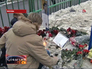 Люди приносят цветы к школе в Отрадном Люди приносят цветы к школе в Отрадном