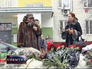 Люди приносят цветы к школе в Отрадном Люди приносят цветы к школе в Отрадном