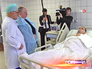 Врачи осматривают раненого во время стрельбы в 263-ей школе полицейского Врачи осматривают раненого во время стрельбы в 263-ей школе полицейского