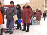 Жители города Сухой Лог в очереди за питьевой водой Жители города Сухой Лог в очереди за питьевой водой