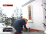 Люди приносят цветы и свечки к храму Люди приносят цветы и свечки к храму