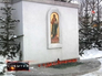 Люди приносят цветы и свечки к храму Люди приносят цветы и свечки к храму