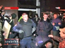 Протестующие разоружают украинскую милицию Протестующие разоружают украинскую милицию