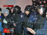 Протестующие разоружают украинскую милицию Протестующие разоружают украинскую милицию