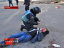 Оказание медицинской помощи раненому во время беспорядков на Украине Оказание медицинской помощи раненому во время беспорядков на Украине